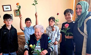 Der Echterdinger Kulturverein überraschte Bewohnerinnen und Bewohner sowie Mitarbeitende im Kursana Domizil mit Blumen. 