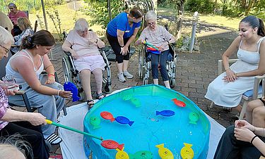 Die Senioren im Kursana Domizil und die Jugendlichen der Gustav-Heinemann-Realschule plus hatten gute Gespräche und viel Spaß beim Fische angeln. 