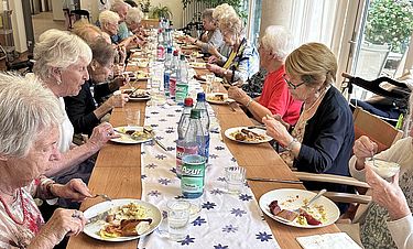 Bei angenehmen Temperaturen im Gruppenraum schmecken die Spezialitäten vom Grill gleich besser als in der Hitze im Garten.