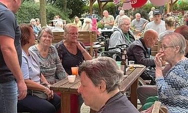 Im Kursana Domizil Seelze haben die Bewohnerschaft und Angehörige ein unterhaltsames Sommerfest erlebt.