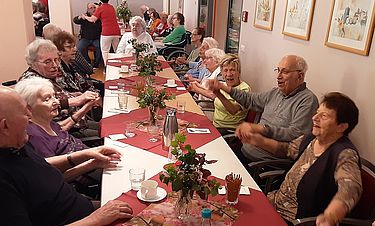 Feiern den Mai: Die Seniorinnen und Senioren im Kursana Domizil Wolfen 