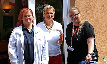 Mitarbeiterinnen der Firma AMG Krankentransport und Anja Lohse aus der Verwaltung der Einrichtung (Mitte) an der Crêpes-Maschine