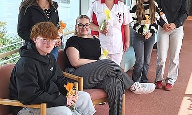 Direktorin Doreen Ehlert, Pflegedienstleiterin Heike Vorbau und Praxisanleiter Kevin Riedel begrüßten die neuen Azubis Samuel Hoppe (v.l.), Irma Merkert, Antonia Vorbau, Astrid Diedrich, Elisa Poburski, Chiara Messerschmidt.

