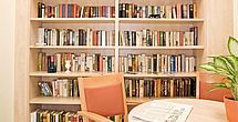In der Bibliothek des Pflegeheims Leinfelden-Echterdingen findet jeder Bewohner ein Buch.