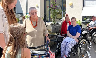 Generationsübergreifendes Miteinander - Eis, Erdbeeren, Erlebnisse: Im Kursana Domizil Gütersloh hat ein Sommerfest für viele Begegnungen und gute Laune gesorgt.