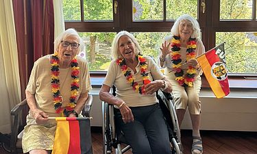 Die Bewohnerinnen feuern die deutsche Nationalmannschaft an. 