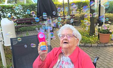 Seifenblasenspaß im Kursana Domizil Merseburg: Der World Bubble Day lieferte den Anlass. 