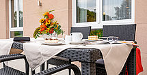 Auf der Terrasse des betreuten Wohnen im Pflegeheim Eschenburg genießt man Kaffee und Kuchen.
