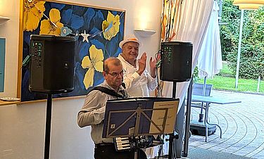 Alleinunterhalter Günther Prahl brachte mit seinem Musikprogramm Heinrich Kniesel, seine Mitbewohner und die Gäste in Stimmung. 