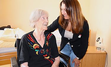 Neuer Lebensmittelpunkt in Gütersloh: Im Kursana Domizil sind für die Bewohnerin Heidi Hirschmann (81) die Gespräche mit der Pflegedienstleitung Ayten Yasar eine wertschätzende Alltagsbereicherung.
