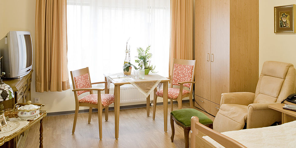 Zimmer im Pflegeheim Meerane Haus Hirschgrund für demenziell erkrankte Menschen.