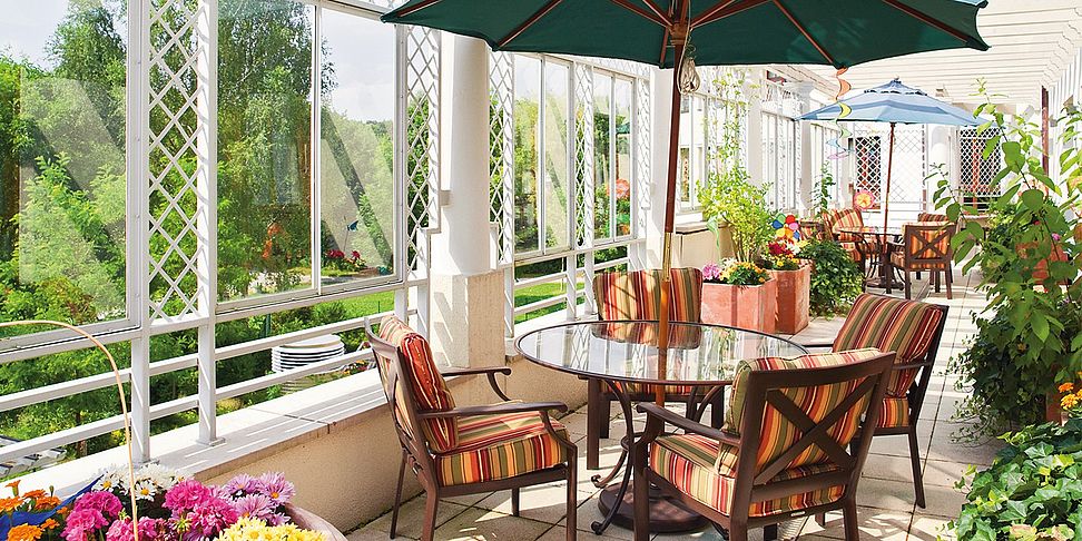 Eine komfortable Terrasse im Demenzbereich des Seniorenheim Muenchen