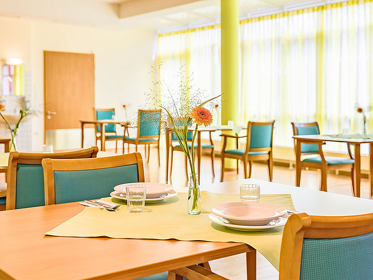 Das einladende und stilvolle Restaurant im Pflegeheim Au in der Hallertau