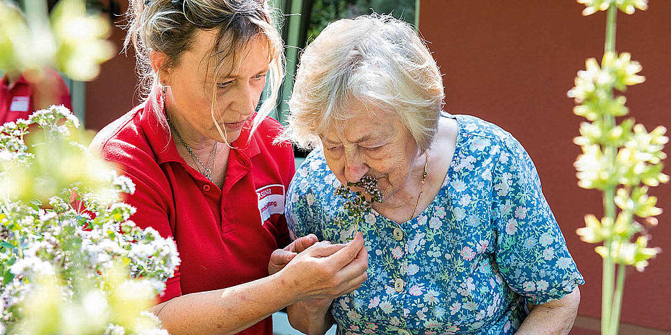 Der Garten im modernen Pflegeheim Kursana Nauen ist wichtig bei der Pflege von Menschen mit Demenz.