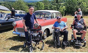 Für die Senioren aus dem Kursana Domizil Mücke gab es bei der Oldtimer-Ausstellung von Schotten viele „alte Schlitten“ zu bestaunen, die Gedanken an früher in Fahrt brachten. 