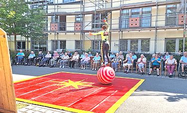 Hautnah erlebten die Bewohnerinnen und Bewohner die Darbietungen vom Zirkus Manuel Weisheit.