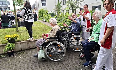 Das mobile Schützenfest sorgt im Kursana Domizil bei der Bewohnerschaft und auch bei den Mitarbeitenden für gute Laune.