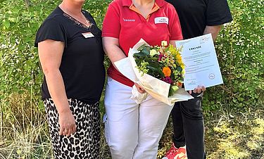 Alina Nour (Mitte) freut sich mit Pflegedienstleitung Sabrina Mohr-Leiderer und Domizil-Direktor Sven Maximilian Seib über den erfolgreichen Abschluss der Weiterbildung. 