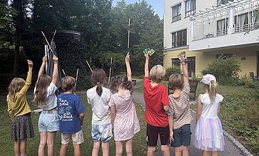 Die Kinder des Horts „Tintenklekse“ zu Besuch in der Kursana Villa München.