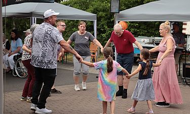 Das Sommerfest m Kursana Domizil war auch ein Mehrgenerationentreffen, bei dem Alt und Jung Hand in Hand tanzten und spielten.