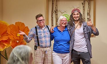Direktorin Katrin Rings dankte dem Comedy-Duo "Brüder Mundwinkel" für die amüsante Show.