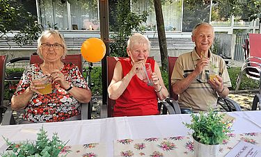 Bunte Cocktails sorgten bei den Bewohnerinnen und Bewohnern für gute Laune und Wohlbefinden. 