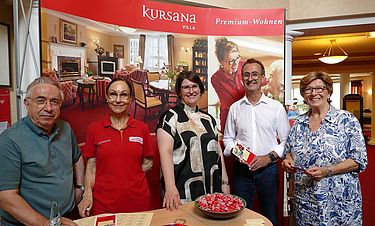 Das Team in der Kursana Villa Wiesbaden um Stellvertretende Direktorin Hannah Martino (Mitte) hat bei der Gesundheitsmesse viele Gäste, Bewohnerinnen und Bewohner sowie Kooperationspartner wie etwa Martin Hofmann (Zweiter von rechts) von den AUMEAS Apotheken Wiesbaden begrüßt.