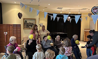 Die Kinder spielen gemeinsam mit den Bewohnerinnen und Bewohnern.