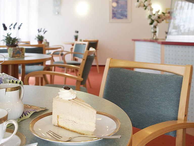 Das einladende und stilvolle Café im Pflegeheim Siegen