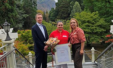 Gratulation zum Dienstjubiläum für Simona Panaite (mitte) durch Marco Krzykowski, Direktor der Kursana Villa, und Loredana Milea, Pflegedienstleitung. 
