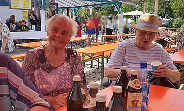 Die Bewohnerinnen genießen den Ausflug zum Bürgerfest.
