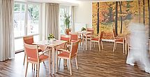 Eine gemuetliche Atmosphaere im Tagesraum des Pflegeheims Barsinghausen