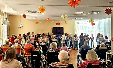 Der Kinderchor der Goldwiesenschule zu Gast im Kursana Domizil Leinfelden-Echterdingen. 