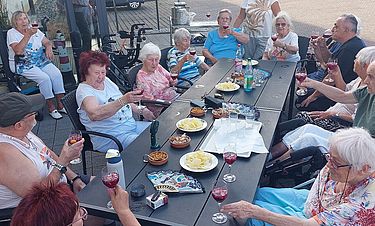 Bei spanischen Musik und Sangria erlebten die Senioren im Hof des Kursana Domizils einen lauen Sommerabend mit viel Urlaubsflair.