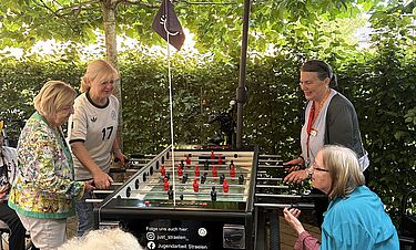 Im Fußballfieber: Die Bewohnerinnen und Bewohner im Kursana Domizil Straelen spielten ihr eigenes Turnier. 