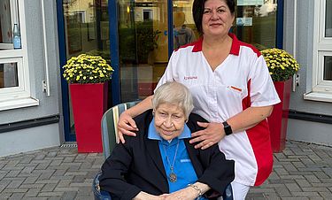 Zwei, die sich gut verstehen: Iryna Yelizarova mit Bewohnerin Frauke Schulte. 