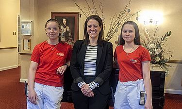 Direktorin Corinna Pieper (Mitte) freut sich darüber, dass sich Sarah Feyerabend (l.) und A-nastasiia Herashchenko durch das FSJ in der Villa Reinbek für den Pflegeberuf entschieden haben. 