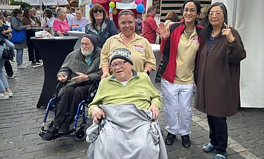 Die Senioren aus dem Kursana Domizil und ihre Betreuerinnen hatten viel Vergnügen beim Weinfest in der Büdinger Altstadt.