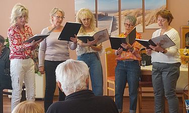 Mit seinen Liedern hat der Frauenchor „Herztöne“ den Senioren im Kursana Domizil eine große Freude bereitet.