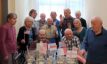Ein Hoch auf die Weltmeisterschaft: Bewohnerinnen und Bewohner im Kursana Domizil Donzdorf haben Nationenflaggen gestaltet. 