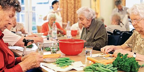 Gemeinsames Kochen als Teil der Therapie im Pflegeheim