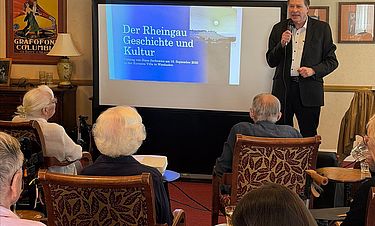 Autor Hans Sarkowicz hat die Senioren in der Kursana Villa zu einer poetischen Wanderung durch den Rheingau eingeladen. Die Tour durch die Natur weckte viele Erinnerungen.