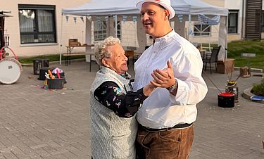 Ein Tänzchen in der Abendsonne: Sonja Kluge mit Alexander Schulte von den Garbecker Egerländern. 