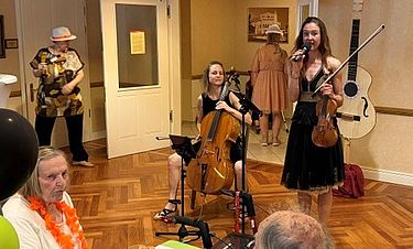 Daniela Reimertz an der Violine und Regina Wilke am Cello von Ensemble „La Finesse“ standen beim Sommerfest in der Kursana Villa Frankfurt auf der Bühne. 