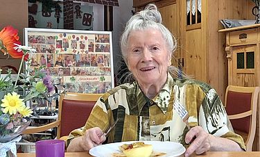 Bewohnerin Christina Petri ließ sich die leckeren Pflaumenknödel schmecken.