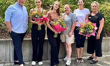 Große Freude über erfolgreiche Ausbildung:
Sven Maximilian Seib (Direktor), Solin Yara, Vanessa Mohr, Jasmin Klag (Praxisanleiterin), Luminita Ogneriu und Sabrina Mohr-Lederer (Pflegedienstleitung).