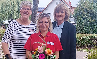Mitarbeiterin Marta Heimerl wird für ihr Ausbildungsergebnis von der Domizilsleitung geehrt.