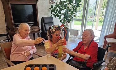 Karla Konfetti sorgt für viel Freude bei den Bewohnerinnen und Bewohnern.