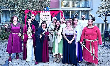 Zum Herbstfest warfen sich die Mitarbeitenden des Kursana Domizils Weimar mittelalterlich in Schale. 