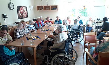 Die Seniorinnen erlebten im Kursana Domizil eine harmonischen Sektempfang mit ihren Familien und Bekannten, mit denen sie über den Muttertag früher und heute plauderten.